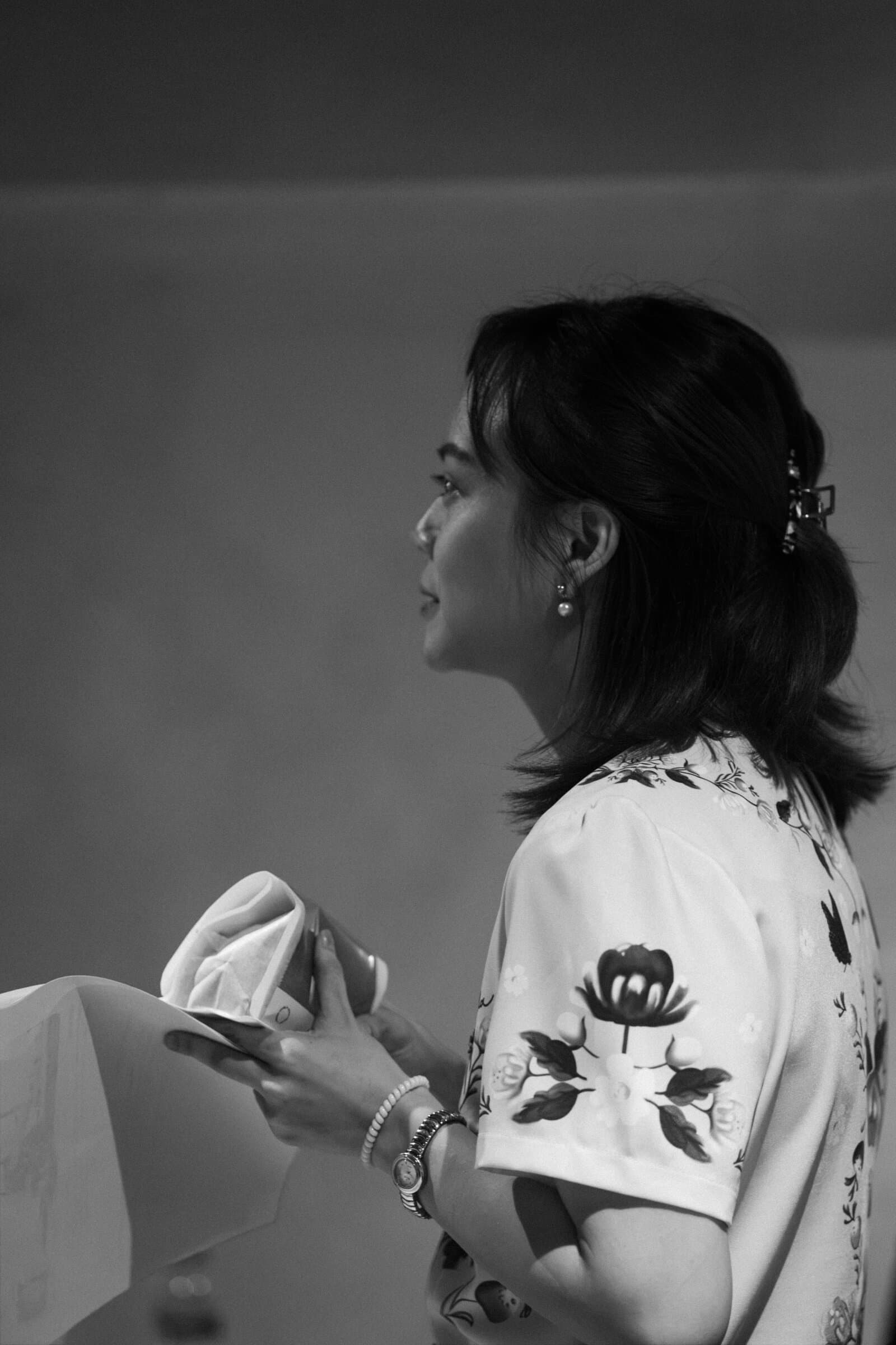 Candid conversation, black and white